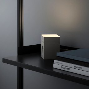 LAMP 1 - EU Grau Von Avolt - Diese praktische kleine Lampe wird direkt an die Steckdose (230 V) angeschlossen und eignet sich perfekt als Nachtlicht oder Stimmungslicht im Flur, Schlafzimmer oder anderen R&auml;umen, in denen Sie ein sanftes Licht w&uuml;nschen.