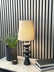 Nina 54cm Schwarz tischlampe Von Aneta Lighting - Die modernistische Tischlampe Nina mit ihren interessanten Formen wird ein leicht zu platzierendes und schönes Detail in Ihrem Zuhause sein.