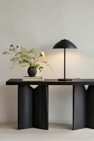 Vali 40cm Schwarz Von Belid - Der breite Schirm lenkt das Licht nach unten und erzeugt eine klare Lichtzone, die dem Raum Struktur und Atmosph&auml;re verleiht.