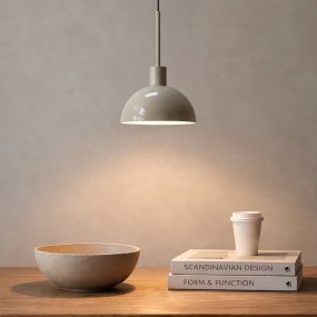 Vienda Ø20 Beige Von Herstal - Vienda ist eine stilvolle Pendelleuchte aus Metall in einem sanften Beigeton und zeitlosem Design.