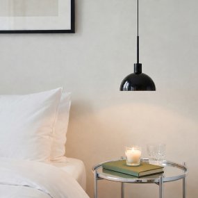 Vienda Ø20 Schwarz Von Herstal - Vienda ist eine stilvolle Pendelleuchte aus Metall in gl&auml;nzendem Schwarz mit zeitlosem Design.