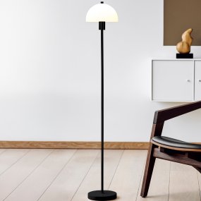 Vienda Schwarz stehlampe Von Herstal - Ihr halbmondf&ouml;rmiger Opalglasschirm und der Metallfu&szlig; schaffen eine harmonische Balance zwischen Stil und Funktionalit&auml;t.