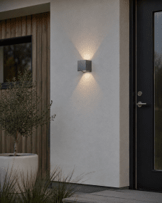 Alu Box 12cm Aluminium wandlampe Von Lampan - Das einzigartige Design erzeugt ein wundersch&ouml;nes Auf- und Ablicht, das sanft an die Wand f&auml;llt und dem Raum eine angenehme und einladende Atmosph&auml;re verleiht.