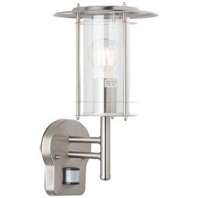 York Stahl außenlampe Von Brilliant - Sie ist dekorativ und funktional zugleich und sorgt an dunklen Abenden für eine sichere Beleuchtung der Fassade.