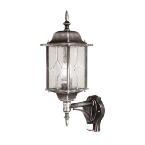 Wexford Silber außenlampe Von Elstead Lighting - Die Leuchte ist mit einem praktischen Bewegungsmelder ausgestattet, der das Licht automatisch einschaltet, sobald sich jemand in einem Umkreis von 1–8 Metern und einem Erfassungswinkel von 120 Grad bewegt.