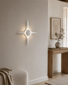 Bari 55cm Weiß wandlampe Von Lampan - Diese Design-Wandleuchte mit integrierter LED erzeugt ein angenehmes, wei&szlig;es Dekorationslicht, das sowohl an der Wand als auch durch den Acrylring hindurchscheint.