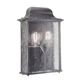 Wexford Silber außenlampe Von Elstead Lighting - Das strukturierte Glas mit seinen dekorativen, rautenförmigen Details sorgt für eine weiche und angenehme Lichtverteilung und unterstreicht den traditionellen Charakter der Leuchte.