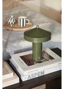 Hatto 25cm Grün tragbare Von OYOY - Mit einer Dimmfunktion in drei Stufen und energieeffizienter LED bietet sie anpassbares und angenehmes Licht f&uuml;r unterschiedliche Bed&uuml;rfnisse.