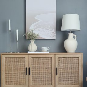 Athena 58cm Naturweiß tischlampe Von Aneta Lighting - Mit einem geschwungenen Keramiksockel in der Form eines antiken Krugs verleiht es Ihrem Zuhause eine rustikale Note.