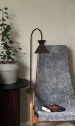 Coni Schwarz stehlampe Von Aneta Lighting - Die schöne Stehleuchte Coni im zeitlosen Design harmoniert sowohl mit klassischen als auch mit rustikalen Einrichtungen.
