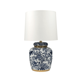 Blomstermåla 43cm Blau tischlampe Von Lampan - Vacker bordslampa med dekorativt bl&aring;tt och vitt m&ouml;nster p&aring; porslinbasen med m&auml;ssingdetaljer.