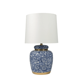 Mönsterås 43cm Blau tischlampe Von Lampan - Vacker bordslampa med dekorativt bl&aring;tt och vitt m&ouml;nster p&aring; porslinbasen med m&auml;ssingdetaljer.