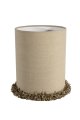 Lampshade Cylinder Fringe Ø22 Natur Von Alde & Lind - Die Kanten sind sorgfältig gefaltet, und entlang des unteren Randes verläuft eine dekorative, schwere Spitzenborte, die dem Lampenschirm ein elegantes und exklusives Detail verleiht.