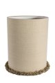 Lampshade Cylinder Fringe Ø30 Natur Von Alde & Lind - Die Kanten sind sorgfältig gefaltet, und entlang des unteren Randes verläuft eine dekorative, schwere Spitzenborte, die dem Lampenschirm ein elegantes und exklusives Detail verleiht.