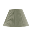 Fabric Lamp Shade 300 Olivgrün Von Karlskrona lampfabrik - Klassischer Textilschirm aus plissiertem Baumwollstoff mit Ringsaum zum einfachen Befestigen.