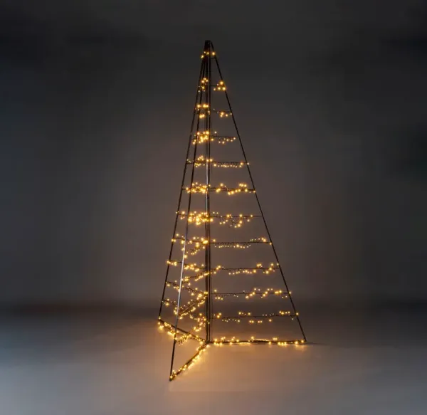 Metalldekoration Pyramide 240cm Schwarz Von Konstsmide - Mit 651 warmen bernsteinfarbenen LED-Lichtern verbreitet es einen eleganten Schein und schafft eine magische Atmosph&auml;re.