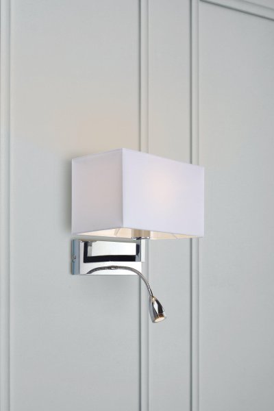 Savoy Chrom leselampe Von Markslöjd - Der rechteckige Schirm sorgt in Kombination mit der flexiblen LED-Lampe der 3W sowohl für stimmungsvolles Leuchten als auch für praktisches Licht zum Lesen.