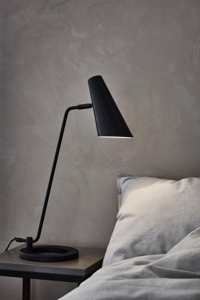Cal 50cm Schwarz schreibtischlampe Von Markslöjd - Die Tischlampe Cal ist stilvoll und schlicht.