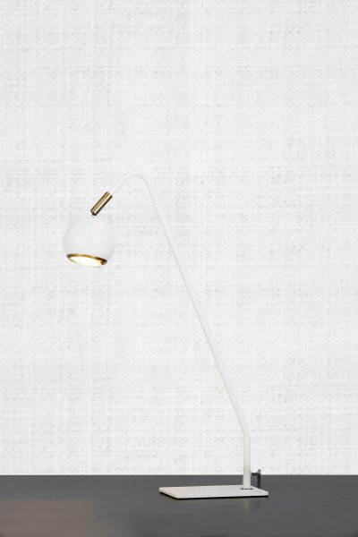 Coco 48cm Weiß schreibtischlampe Von Markslöjd - Der abgewinkelte Arm und der runde Lampenschirm der Lampe sorgen sowohl für gerichtetes Licht als auch für ein stilvolles Aussehen, perfekt für Arbeitsplätze oder Lernecken.