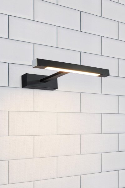 Neptunus 38cm Schwarz badezimmerlampe Von Markslöjd - Diese elegante und moderne Wandleuchte ist die perfekte Wahl für die stilvolle Beleuchtung von Spiegeln und Badezimmern.