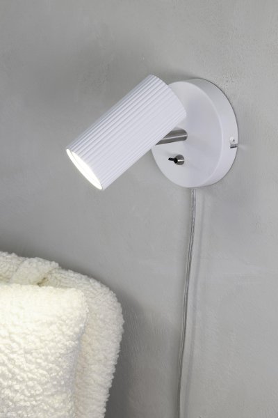 Costilla Weiß leselampe Von Markslöjd - Durch das schlichte Design und den stilvollen Farbton fügt sich die Lampe in die meisten Einrichtungsstile ein.