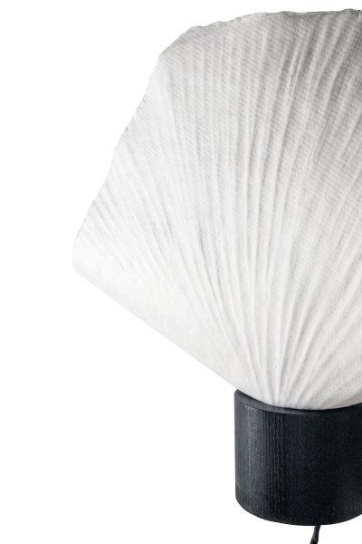 Natur Schwarz wandlampe Von Globen Lighting - Diese Lampe ist handgefertigt aus Papier, was bedeutet, dass ihre Form von unseren Produktbildern abweichen kann, jede Lampe ist ein Unikat.