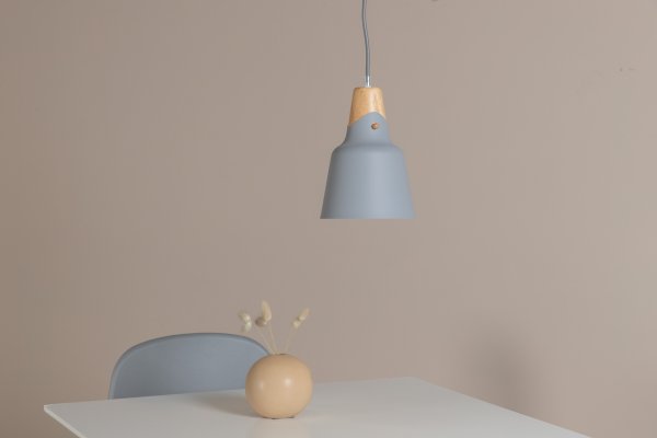 Rigel Ø16 Grau hängelampe Von Venture Design - Mit der Rigel Deckenleuchte erhalten Sie moderne und elegante Beleuchtung, die in die meisten R&auml;ume und Einrichtungsstile passt.