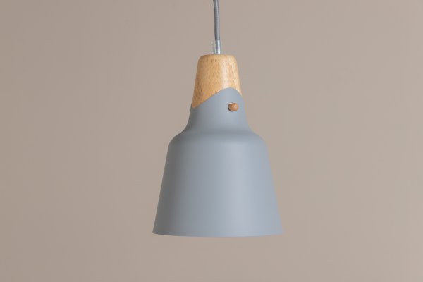 Rigel Ø16 Grau hängelampe Von Venture Design - Mit der Rigel Deckenleuchte erhalten Sie moderne und elegante Beleuchtung, die in die meisten R&auml;ume und Einrichtungsstile passt.