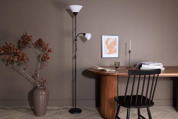 Bagasi Schwarz stehlampe Von Venture Design - Bagasi ist eine hohe Stehleuchte mit flexiblem Arm in zeitlosem und modernem Design.