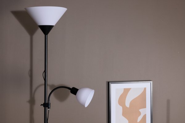 Bagasi Schwarz stehlampe Von Venture Design - Bagasi ist eine hohe Stehleuchte mit flexiblem Arm in zeitlosem und modernem Design.