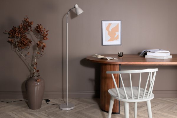 Lina Beige stehlampe Von Venture Design - Die Gl&uuml;hlampe Lina mit Flexarm und verstellbarem Schirm passt perfekt neben Sofa oder Sessel f&uuml;r all die abendlichen Lesemomente!