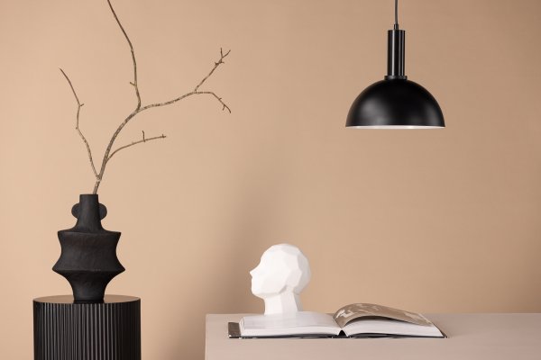 Narbonne Ø25 Schwarz hängelampe Von Venture Design - Mit der Narbonne Deckenleuchte erhalten Sie eine zeitlose und klassische Leuchte, die in die meisten R&auml;ume passt.