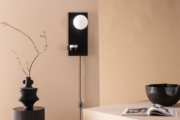 Troyes 45cm Schwarz wandlampe Von Venture Design - Die Leuchte hat einen schwarzen Eisenrahmen mit einer kleinen Ablagefläche, auf der zusätzliche Dekoration platziert werden kann.