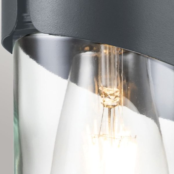 Porto 18cm Grau außenlampe Von Elstead Lighting - Tillverkad av rostfritt st&aring;l i gr&aring; finish och glas, erbjuder den en robust och v&auml;dert&aring;lig konstruktion som &auml;r idealisk f&ouml;r fasader, entr&eacute;er och uteplatser.