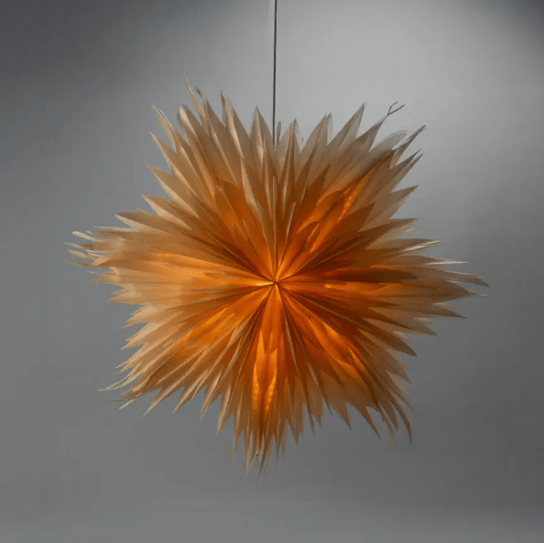 Papierstern Ø60 Gold Von Konstsmide - Mit seinem eleganten Design und dem sanften Licht verbreitet es eine ruhige und heimelige Weihnachtsstimmung.