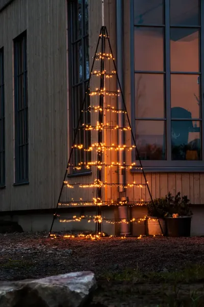 Metalldekoration Pyramide 240cm Schwarz Von Konstsmide - Mit 651 warmen bernsteinfarbenen LED-Lichtern verbreitet es einen eleganten Schein und schafft eine magische Atmosph&auml;re.