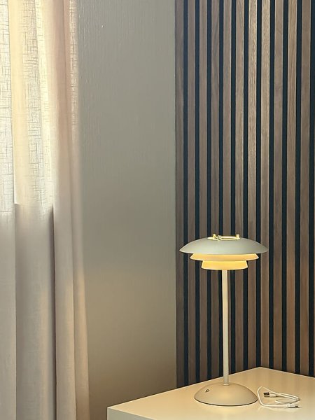 Epsilon 37cm Beige tragbare Von Aneta Lighting - Epsilon ist eine elegante, tragbare Tischleuchte f&uuml;r den Innenbereich mit zeitlosem Design und dezent am Fu&szlig; angebrachtem Touch-Dimmer.