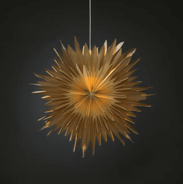 Papierstern Ø80 Braun Von Konstsmide - Mit seinem stilvollen Design und dem sanften Licht verbreitet es eine ruhige und heimelige Weihnachtsstimmung.