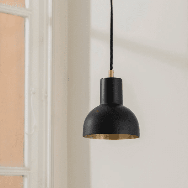 Mini Ø14 Schwarz hängelampe Von H. Skjalm P - Mini-Anhänger aus mattschwarzem Metall mit goldfarbener Innenseite und Messingdetails.