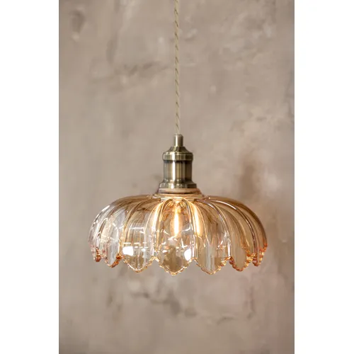 Kurage Ø25 Bernstein hängelampe Von Markslöjd - Die Lampe hat einen Durchmesser von 25 cm und sieht besonders sch&ouml;n &uuml;ber dem K&uuml;chentisch, &uuml;ber dem Herd oder an einem dunklen Ort aus, an dem Sie f&uuml;r etwas zus&auml;tzliches Licht in Ihrem Zuhause sorgen m&ouml;chten.