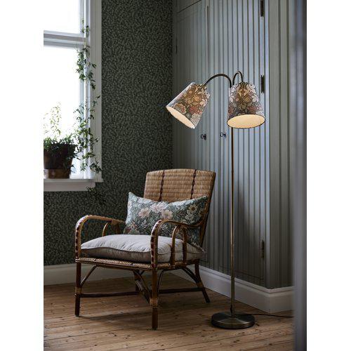 Amy Messing stehlampe Von PR Home - Amy strahlt mit ihrem Lampensockel aus Messing und Silber einen schlichten und klassischen Stil aus.