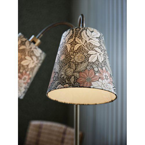 Amy Messing stehlampe Von PR Home - Amy strahlt mit ihrem Lampensockel aus Messing und Silber einen schlichten und klassischen Stil aus.