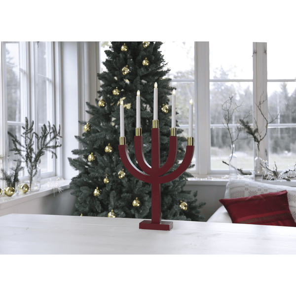 Elias ROT Von Star Trading - Roter Kerzenst&auml;nder aus Holz mit Messingsockel an den Lampen.