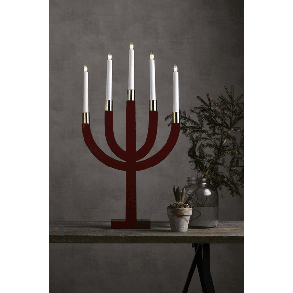 Elias ROT Von Star Trading - Roter Kerzenst&auml;nder aus Holz mit Messingsockel an den Lampen.