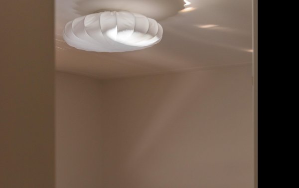 Franza Ø42 Weiß deckenleuchte Von PR Home - Stilvolle und stilvolle Deckenlampe in einem wundervollen Baumwollstoff.