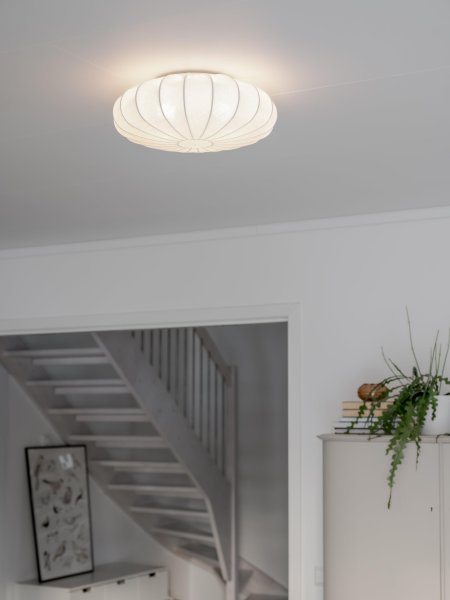 Franza Ø42 Weiß deckenleuchte Von PR Home - Stilvolle und stilvolle Deckenlampe in einem wundervollen Baumwollstoff.