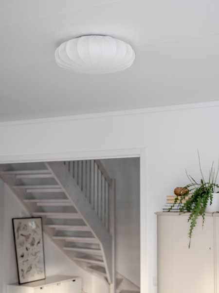 Franza Ø42 Weiß deckenleuchte Von PR Home - Stilvolle und stilvolle Deckenlampe in einem wundervollen Baumwollstoff.