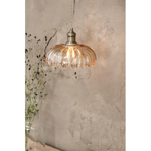 Kurage Ø25 Bernstein hängelampe Von Markslöjd - Die Lampe hat einen Durchmesser von 25 cm und sieht besonders sch&ouml;n &uuml;ber dem K&uuml;chentisch, &uuml;ber dem Herd oder an einem dunklen Ort aus, an dem Sie f&uuml;r etwas zus&auml;tzliches Licht in Ihrem Zuhause sorgen m&ouml;chten.