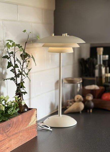 Epsilon 37cm Beige tragbare Von Aneta Lighting - Epsilon ist eine elegante, tragbare Tischleuchte f&uuml;r den Innenbereich mit zeitlosem Design und dezent am Fu&szlig; angebrachtem Touch-Dimmer.