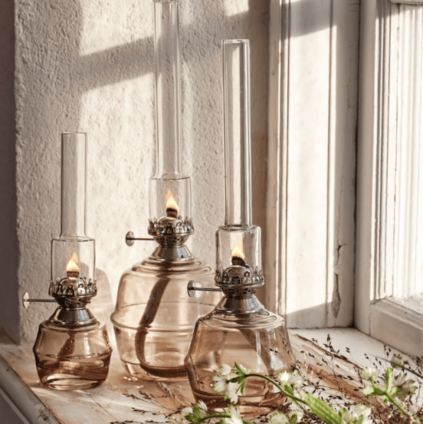 Kerosene Lamp Majken Small Grau Von Strömshaga - Brenner aus Klarglas und Brenner aus Nickel.